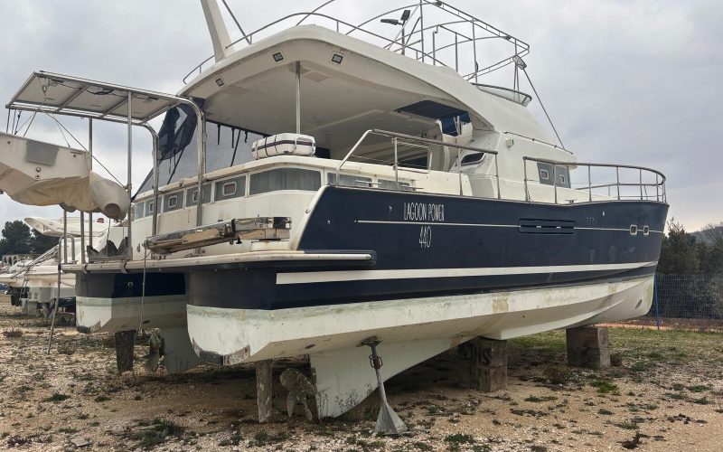 Lagoon Power 44